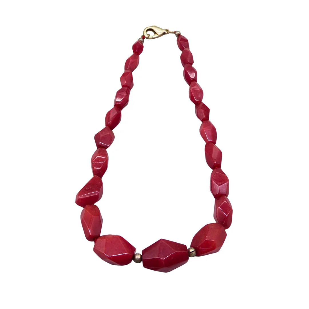 FACETTIERTE NATÜRLICHE EDELSTEINKETTE IN ROT MIT 925ER SILBERELEMENTEN UND VERSCHLUSS. — Necklace — Auktionshaus Stuber's Hammerschlag