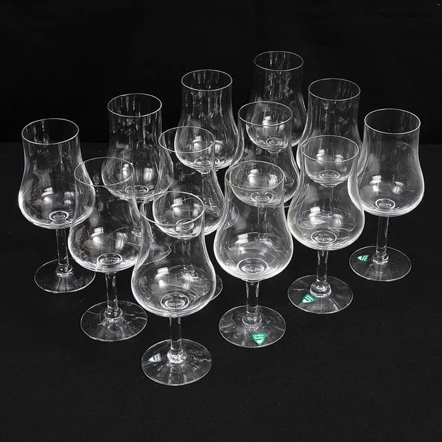GUNNAR CYRÉN. ''Elixir'' vinprovarglas, 12 st, klar glasmassa, Orrefors.