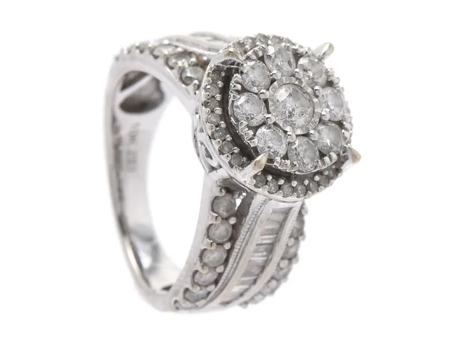 RING, 10K vitguld, baguette- samt briljantslipade diamanter ca 2,20 ctv, ca W/SI-P, stl 17,25 mm, vikt 7,7 g, ett fåtal diamanter med mindre nagg.