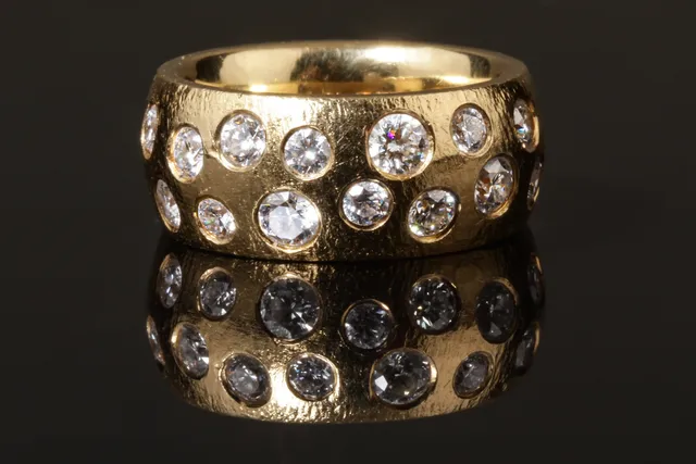 Ruben Svart. Bred guldring med brillanter - ca. 1.35 ct. TW/VVS