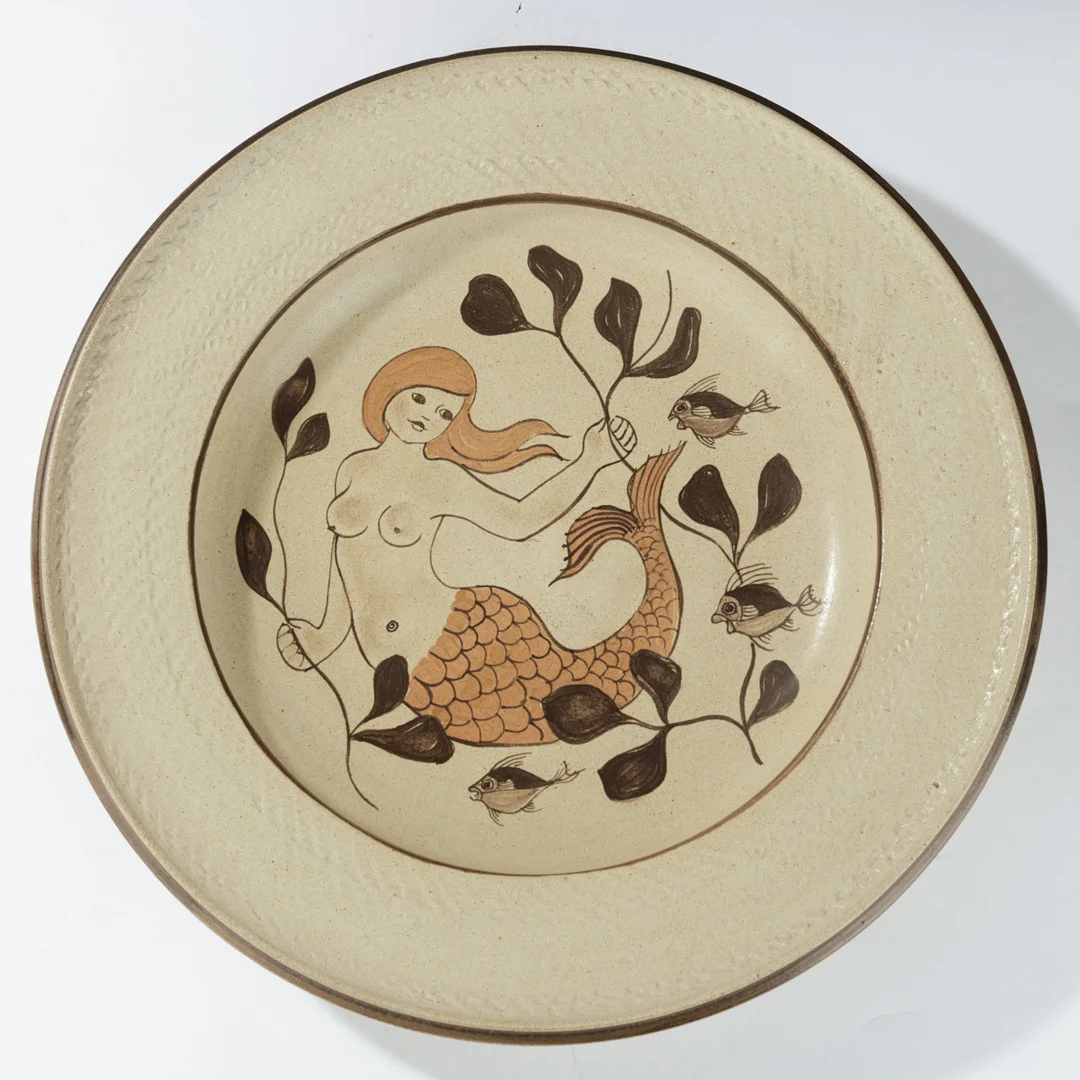 KÄHLER: Large wall-mounted stoneware dish with underwater motif of mermaid and fish, W52.5 cm, executed at Herman A. Kähler, Næstved, Denmark, second half of the 20th century. — European — Palsgaard Kunstauktioner
