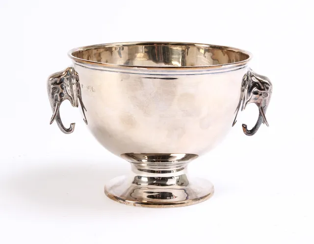 Master Charles Boyton & Son Ltd, London 1913. English bowl of sterling silver.
