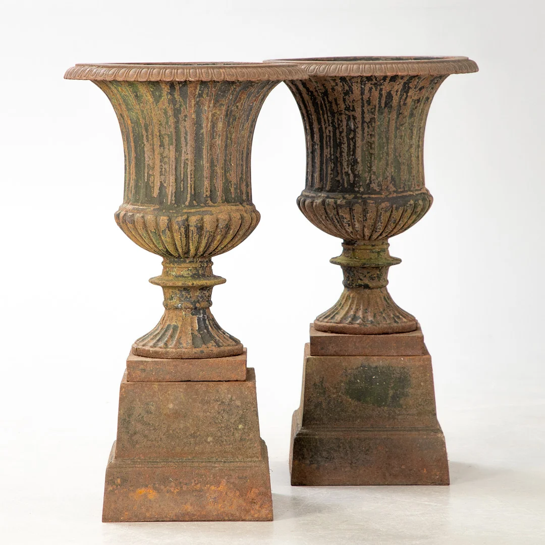 Paar kleine Medici Vasen, wohl England, 19. Jh. (2). — Garden Sculptures & Urns — Stockholms Auktionsverk Hamburg