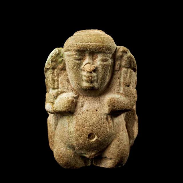 PATEK, Egypten, sentid 663-305, fragment, fajans, gudomen avbildas med en skarabé på huvudet, Horusfalkar på axlarna, samt gudinnan Isis på baksidan, fajans.