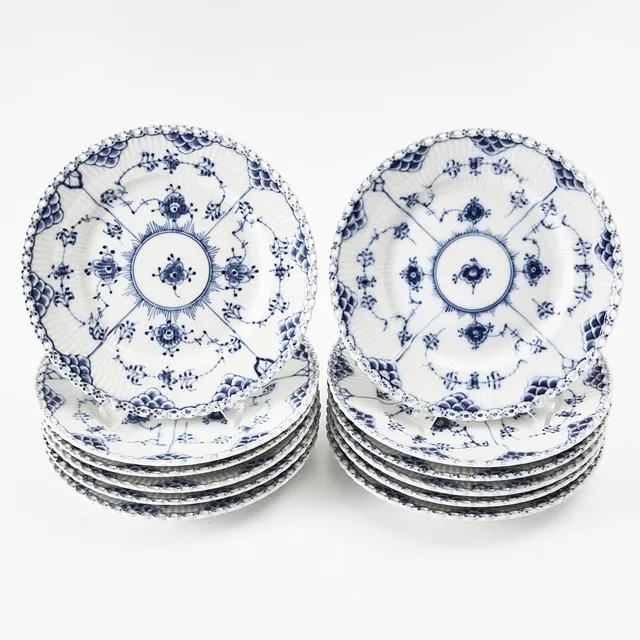 ROYAL COPENHAGEN. Assietter 12 stycken, Musselmalet helblond, modell 1087.