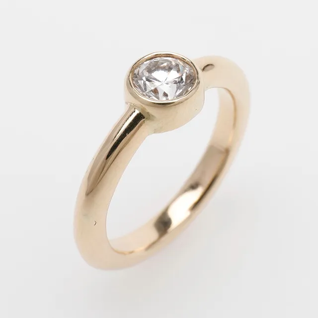 SOLITÄRRING MED DIAMANT.