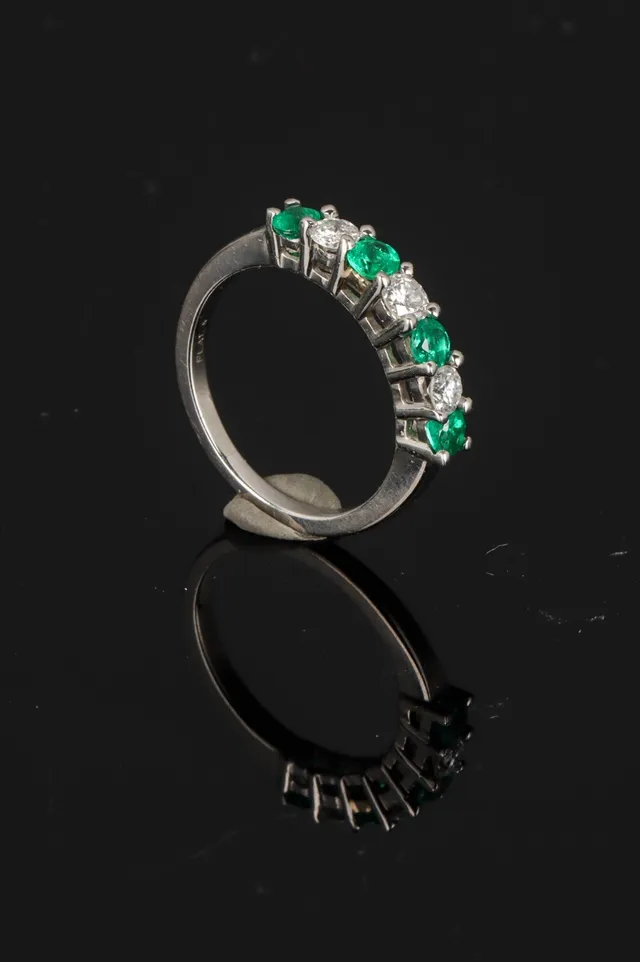 Alliancering med diamanter og smaragder af platin