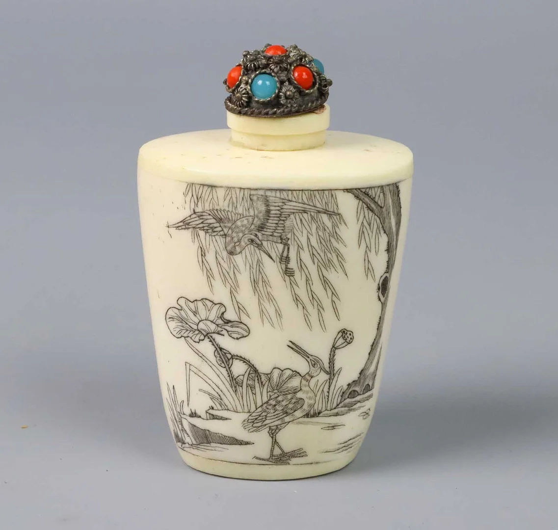 Snuffbottle mit Kranich. — Asiatica — Auktionshaus Bossard