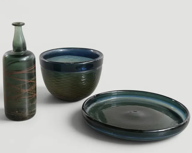 ARNE JON JUTREM (1929-2005). Tre genstande af grønt glas, bestående af fad, skål og flaskeformet kande. Udført og mærket hos Hadeland Glassverk. Norge, 1960'erne (3).