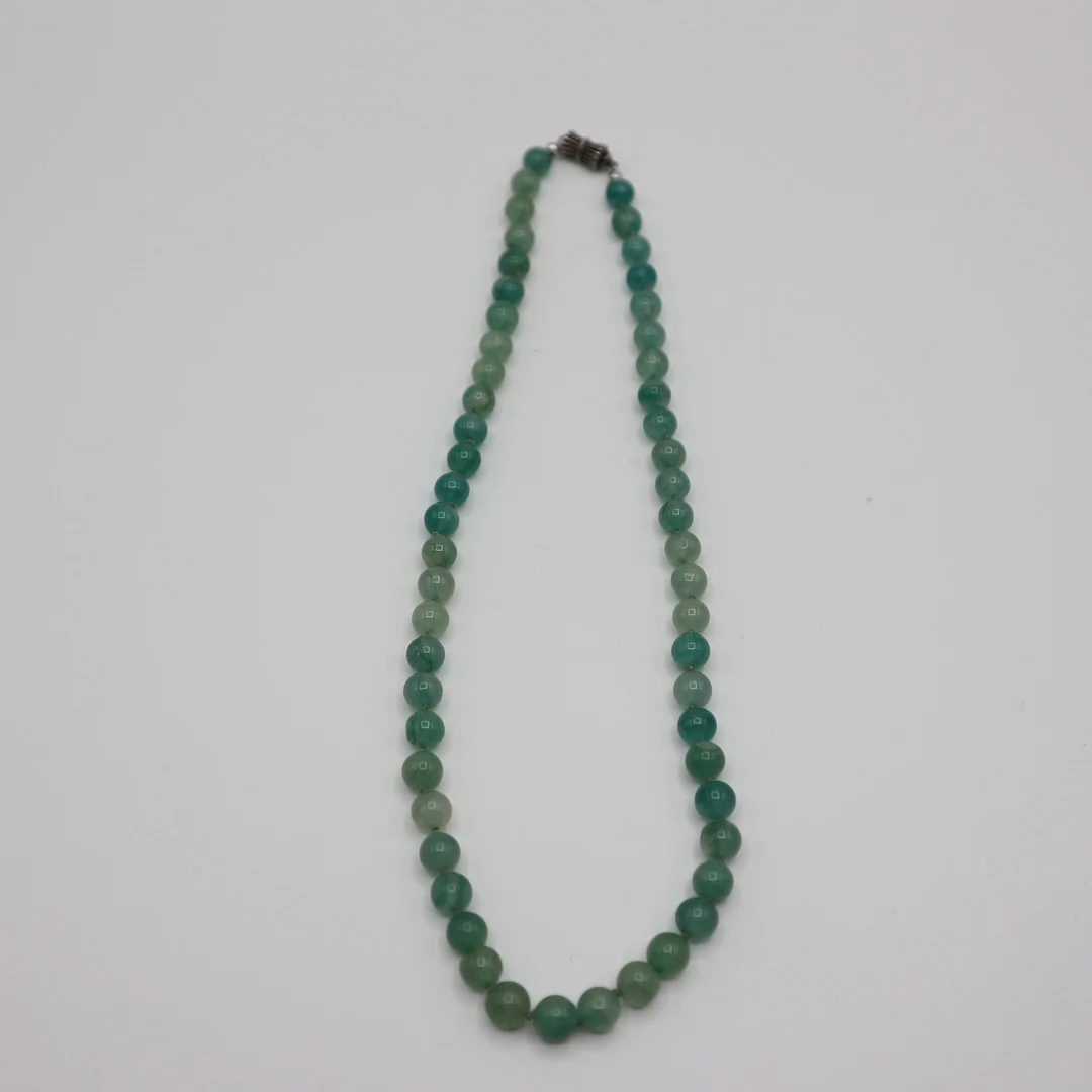 JADE HALSKETTE IN GRÜN. — Jewellery — Kunst- und Auktionshaus Kleinhenz