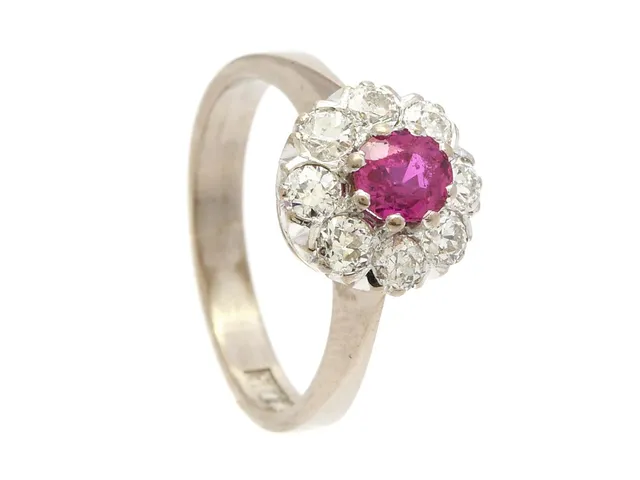 CARMOSÉRING, 18K vitguld, rosa safir ca 0,60 ct, 8 gammalslipade diamanter ca 0,80 ctv, ca TW-W/VS-SI, Schöttle, Köping 1975, stl 17,5 mm, vikt 5,3 g, safiren med nagg och slitna fasettkanter, enstaka diamanter med skador och nagg.