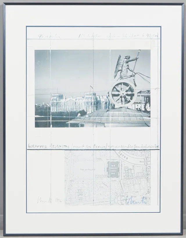 CHRISTO UND JEANNE-CLAUDE (1935-2020). 'Wrapped Reichstag. Platz der Republik. Brandenburger Tor', Farboffset-Lithografie, 1992, handsigniert mit blauer Kreide.