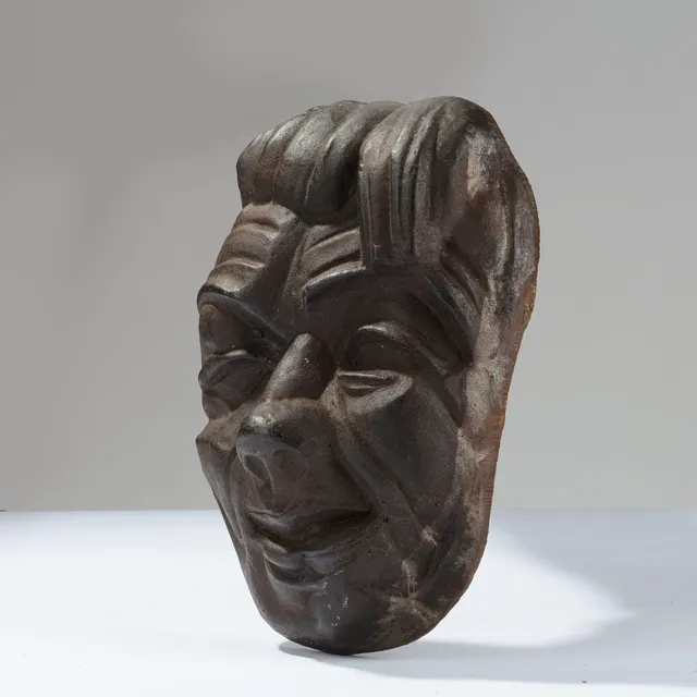 ALLAN SVANTE EBELING (1897-1975). Vægrelief af støbejern forestillende grotesk ansigt (maske), Torshälla, Sverige, 1900-tallets anden halvdel.