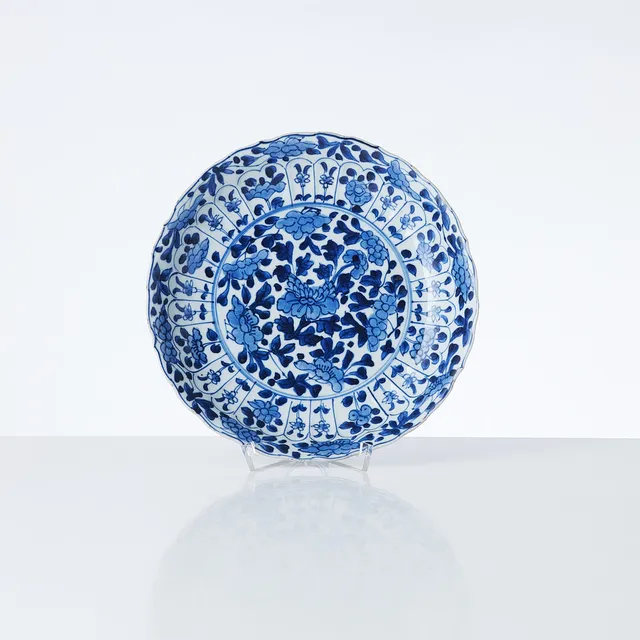 A BLUE AND WHITE DISH, probably a japanese copy of Chinese Kangxi porcelain, 18th century.