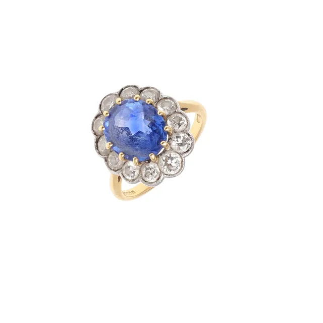 A SAPPHIRE AND DIAMOND CLUSTER RING.