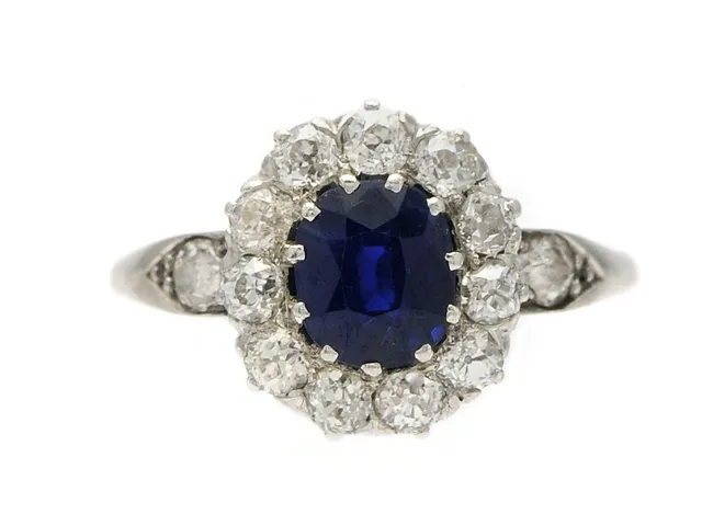 CARMOSÉRING, 18K vitguld, blå safir, 13 gammalslipade diamanter ca 0,65 ctv, ca TCr/VS, Hovjuvelerare Carlman Stockholm 1929, stl 17 mm, vikt 3,5 g.