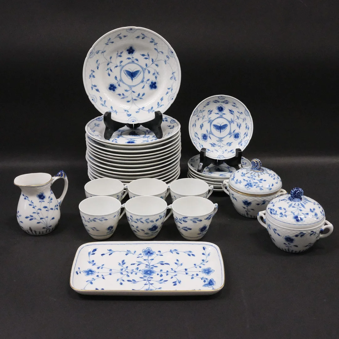 SERVISDELAR, "SOMMERFUGL", BING & GRÖNDAHL, 31 DELAR. — Tableware — Björnssons Auktionskammare