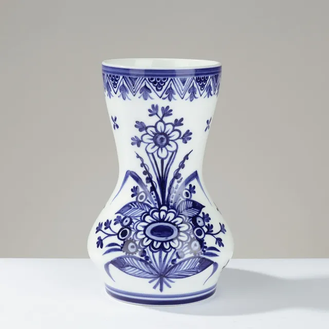 CARL CHRISTIAN OLUF JENSEN (1871-1934). Royal Copenhagen, sjælden vase med blå underglasur, nr. 8764, 1920'erne.