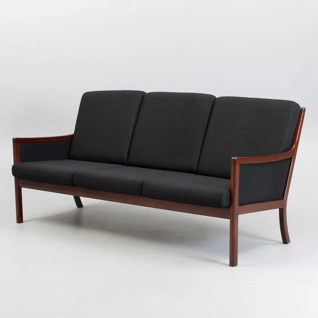 OLE WANSCHER. sofa for P. Jeppesen. Betrukket i sort uld. Danmark, 1960'erne. — Sofas & Seatings — Sørensen Auktioner