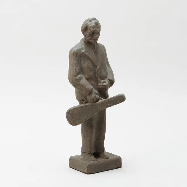HUGO SIMSON. Skulptur "Fiolmannen" keramik, signerad samt ERIC AXEL LISS SIDEN. Blandteknik, " Skepp som mötas ".