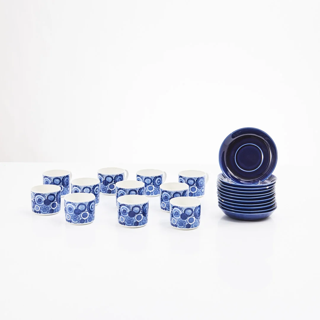 CHRISTINA CAMPBELL. "Pi", kaffekoppar med fat, 11 st., porslin, Rörstrand, 1960-tal, dekor i blått. — European — Stockholms Auktionsverk Magasin 5