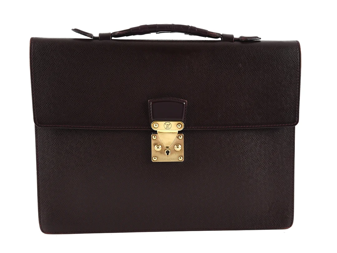 PORTFÖLJ, LOUIS VUITTON, Taiga, vinrött läder, 38x28x4cm, lagning/slitage på handtag — Accessoarer/Väskor — Kaplans
