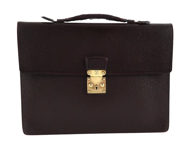PORTFÖLJ, LOUIS VUITTON, Taiga, vinrött läder, 38x28x4cm, lagning/slitage på handtag