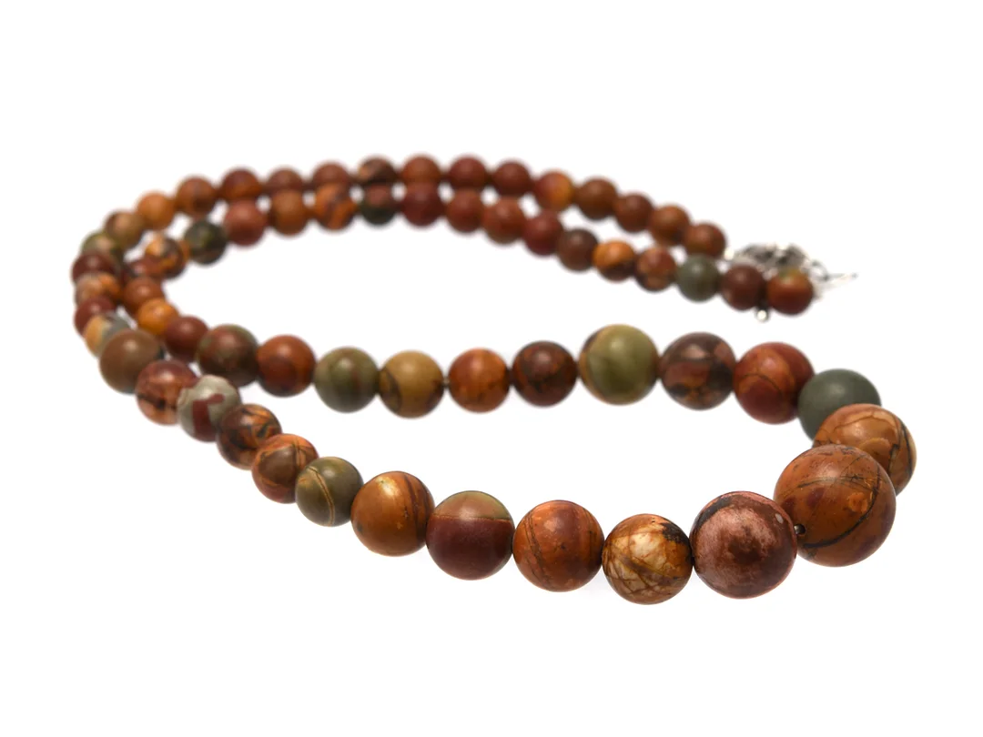 COLLIER, jaspis, kulor, doserad, lås i vitmetall, längd 50 mm, vikt 42,4 g. — Smycken/Collier — Kaplans