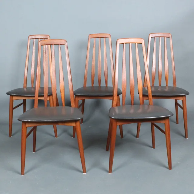 NIELS KOEFOED. Koefoeds Hornslet, fünf Stühle / Esszimmerstühle, Modell 'Eva', Teak, Leder ,1960er Jahre, Dänemark (5).