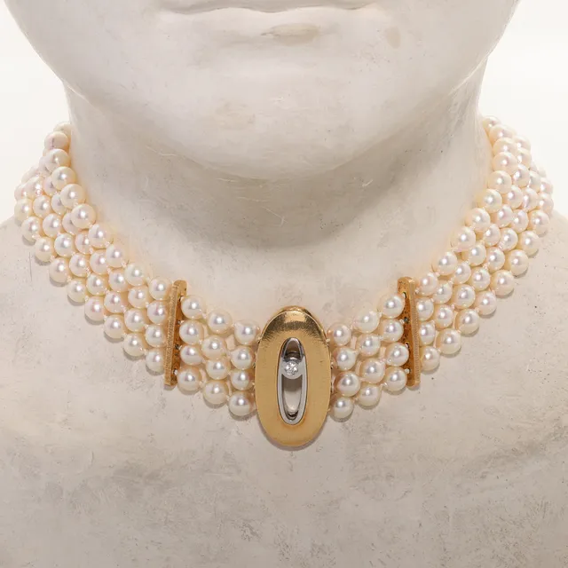 OLE LYNGGAARD. Halskæde - Choker fire-radet med akoya perler. Lås af 14 kt guld med diamant og safir.