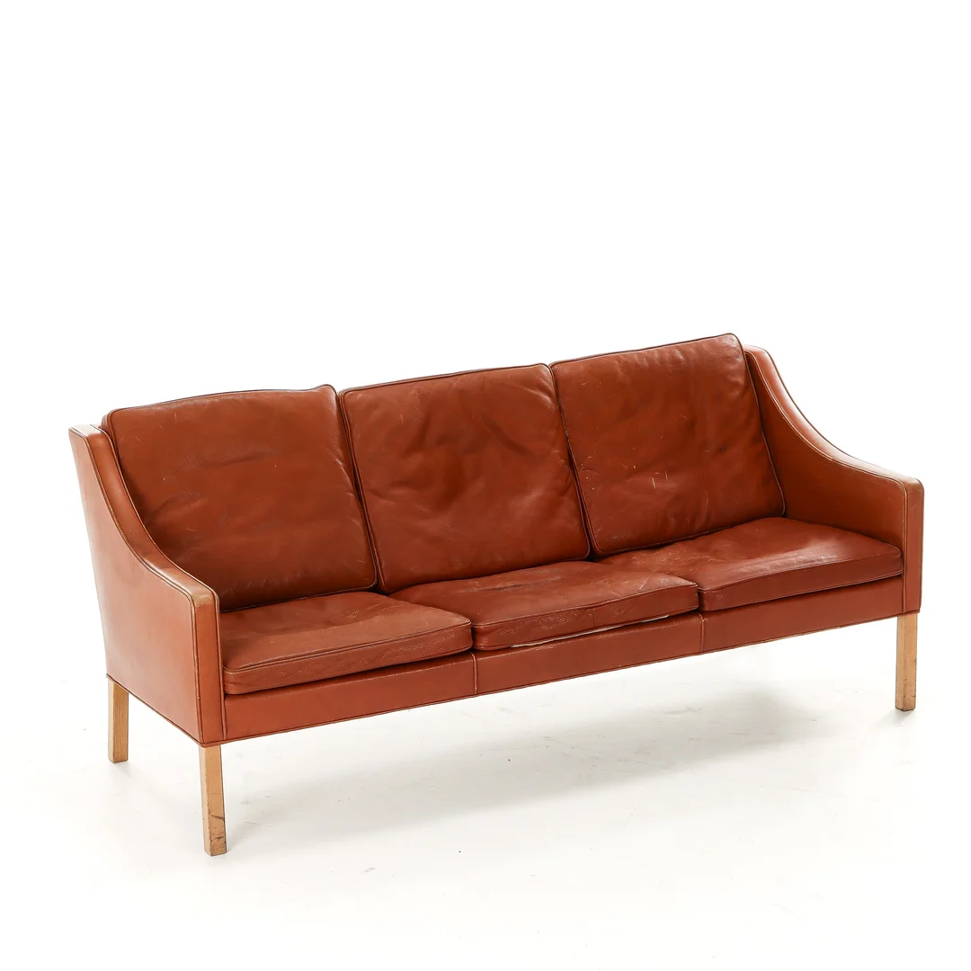 Børge Mogensen. Three-seater sofa, upholstered in cognac leather, model 2209 — Furniture/Lounge suites, sofas — Lauritz