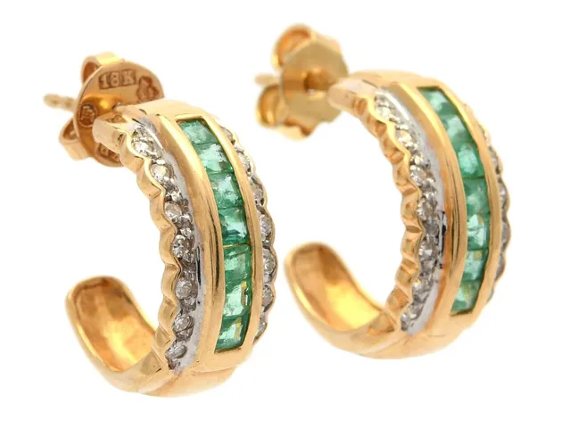 ÖRHÄNGEN, 18K guld, 14 carréslipade smaragder, 28 åttkantslipade diamanter ca 0,22 ctv, W(H)/VS, höjd ca 15 mm, stift, vikt 4,4 g, några smaragder har inneslutningar som når ytan och nagg.