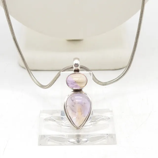 DESIGNER COLLIER MIT GROSSEN AMETHYSTEN, FASSUNG UND KETTE AUS STERLINGSILBER, "ALF" GEPUNZT, RUND UND TROPFENFORM, UM 1970ER JAHRE.