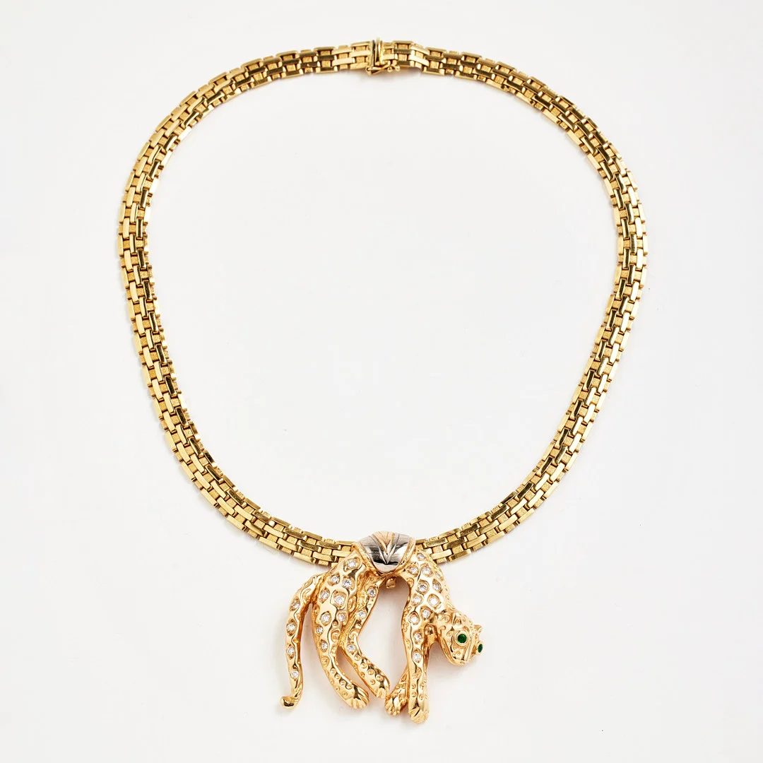 GUNNAR CYRÉN. halssmycke, 18 k guld, panter med dekor av 30 briljantslipade diamanter och ögon med två fasettslipade smaragder, Gävle 1999, hänge avtagbart, collier med omväxlande matterad respektive blank ytdekor. — Necklace — Stockholms Auktionsverk Fine Art