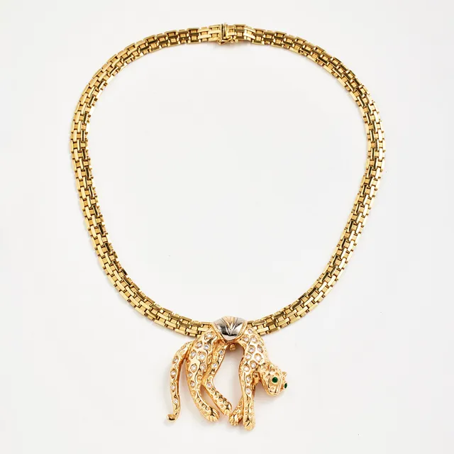 GUNNAR CYRÉN. halssmycke, 18 k guld, panter med dekor av 30 briljantslipade diamanter och ögon med två fasettslipade smaragder, Gävle 1999, hänge avtagbart, collier med omväxlande matterad respektive blank ytdekor.