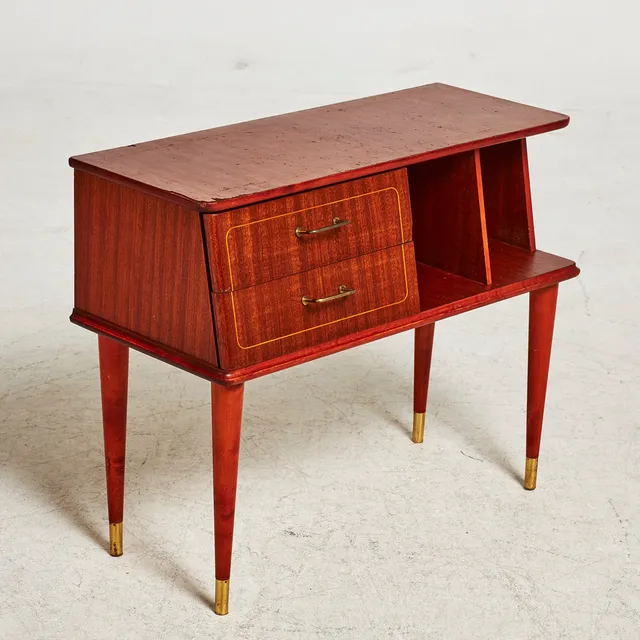 HALLBYRÅ, 1950/60-tal, fanér i teak, draghandtag i mässing.