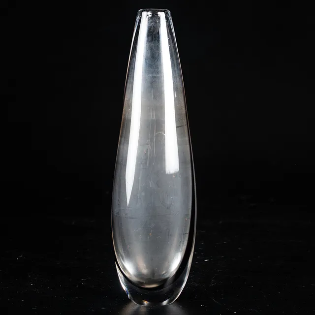 VICKE LINDSTRAND. Vas, glas, Kosta, signerad.