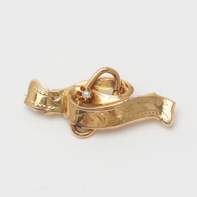 BROSCH, guld 18K med en orientalisk pärla.