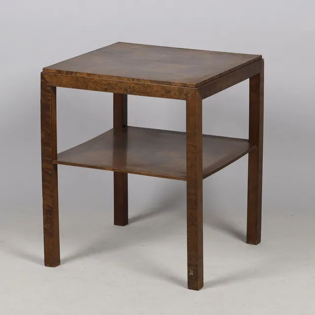 Kvadratisk sidebord / sofabord med underliggende hylde af bejdset fineret træ, Skandinavien, ca. 1930/40'erne.