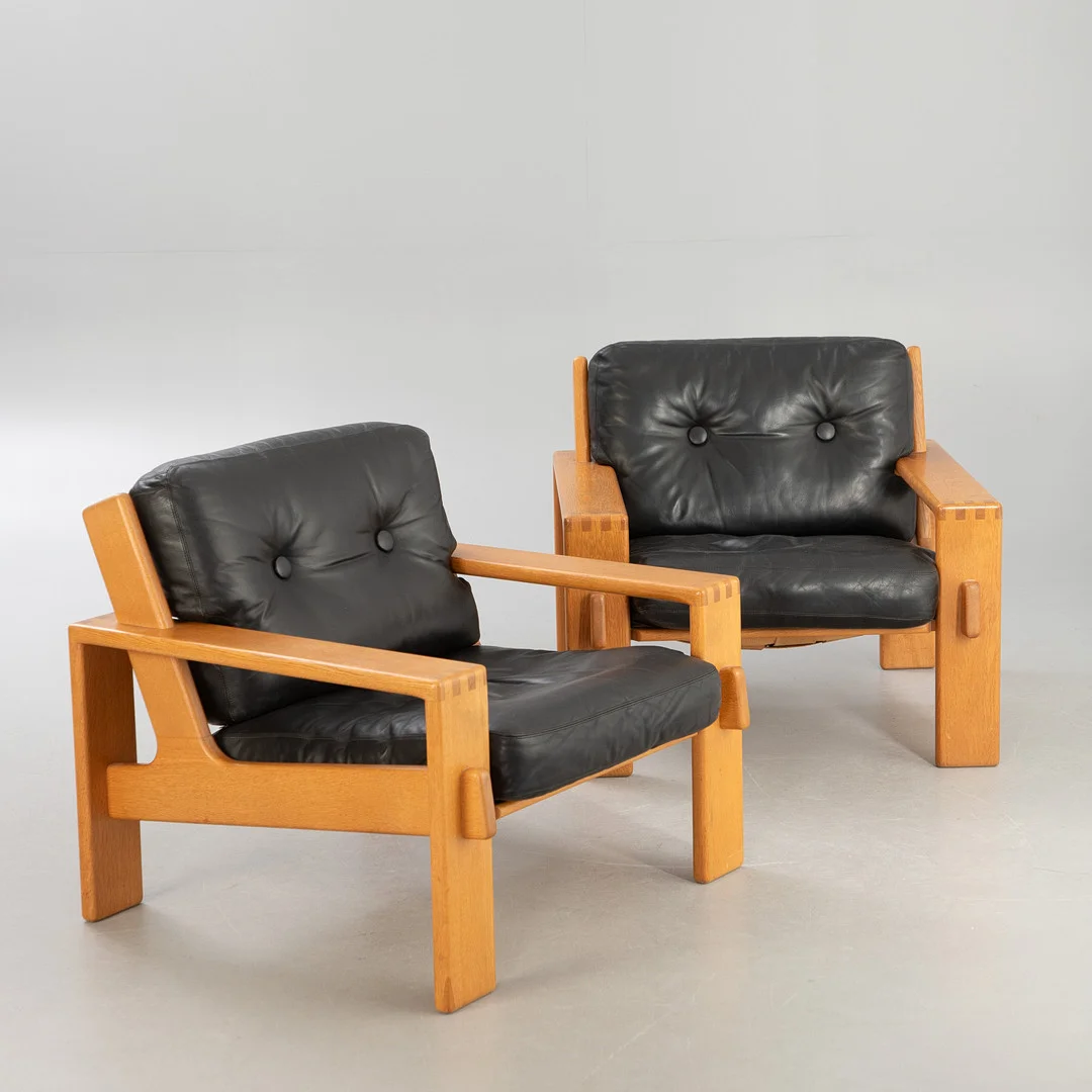 ESKO PAJAMIES. Asko, 2 Sessel / Lounge Chair, Modell 'Bonanza', Eiche, Leder, 1960er Jahre, Finnland (2). — Armchairs & Chairs — Stockholms Auktionsverk Hamburg