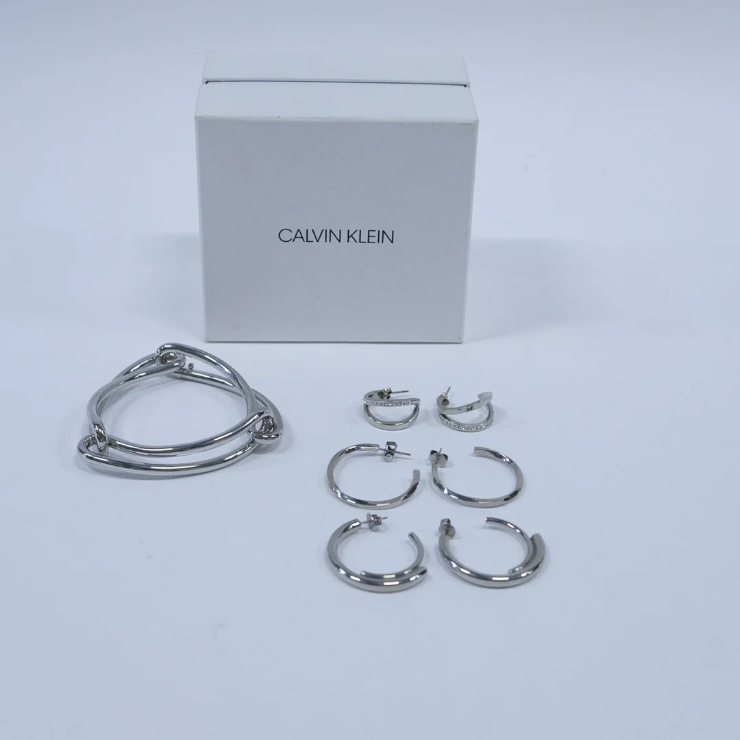 CALVIN KLEIN. SMYCKEN, 4 DELAR, ROSTFRITT STÅL. — Jewellery — Björnssons Auktionskammare