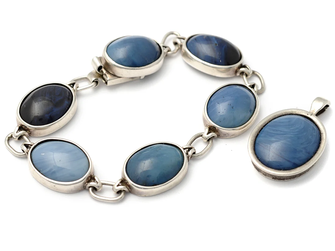 SMYCKESET, armband och hänge, silver, blå stenar, armbandets längd 19 cm, vikt 39,5 g svenska stämplar. — Smycken/Övriga — Kaplans