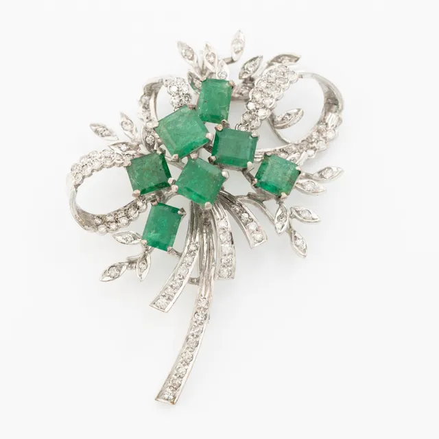 Brosch, 18K vitguld med smaragder och åttkantslipade diamanter.