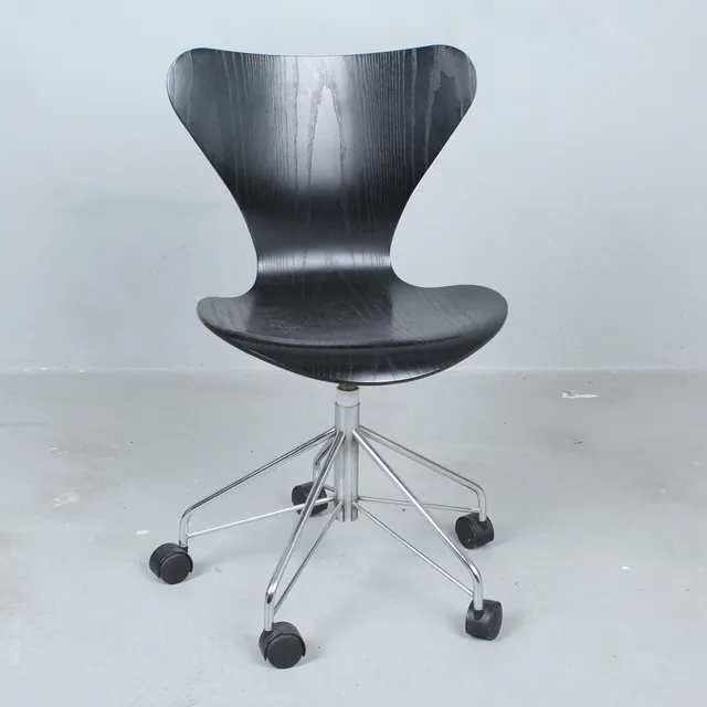 ARNE JACOBSEN. Fritz Hansen. Bürostuhl, Dänemark, 2001.