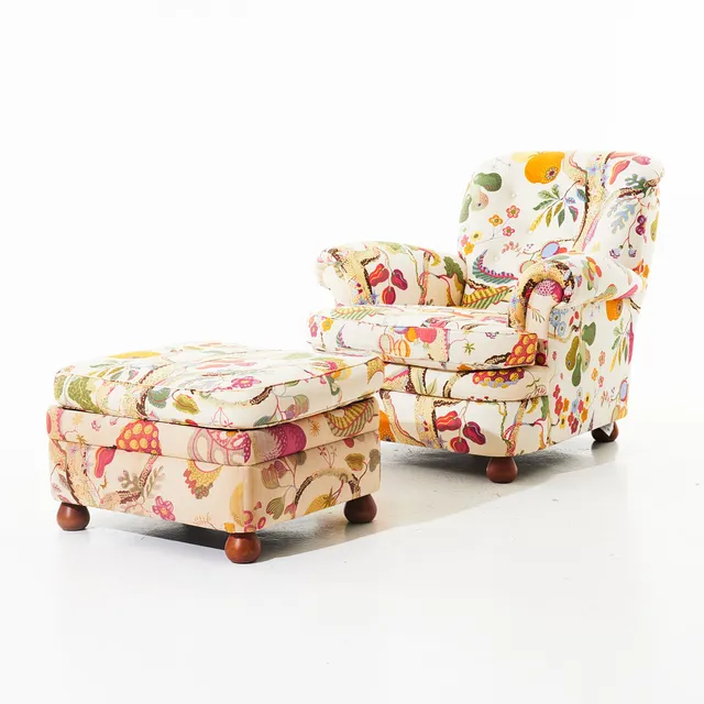 JOSEF FRANK. Fåtölj och fotpall, modell 336, klädda i tyget "Vegetable Tree", etikettmärkta, Firma Svenskt Tenn.