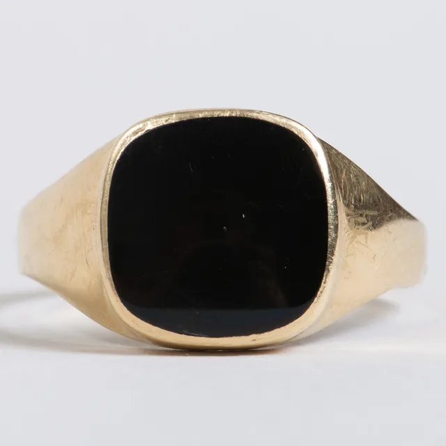 Jørgen Nielsen signetring med kvadratisk onyx sten 14K guld.