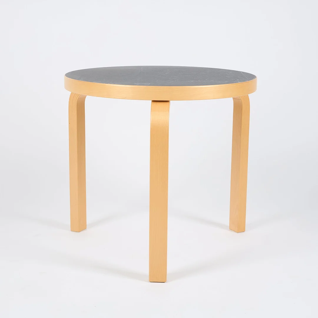 ALVAR AALTO. Soff-/sidobord, modell 90D, Artek, 1900-talets andra hälft. — Tables — Stockholms Auktionsverk Helsinki