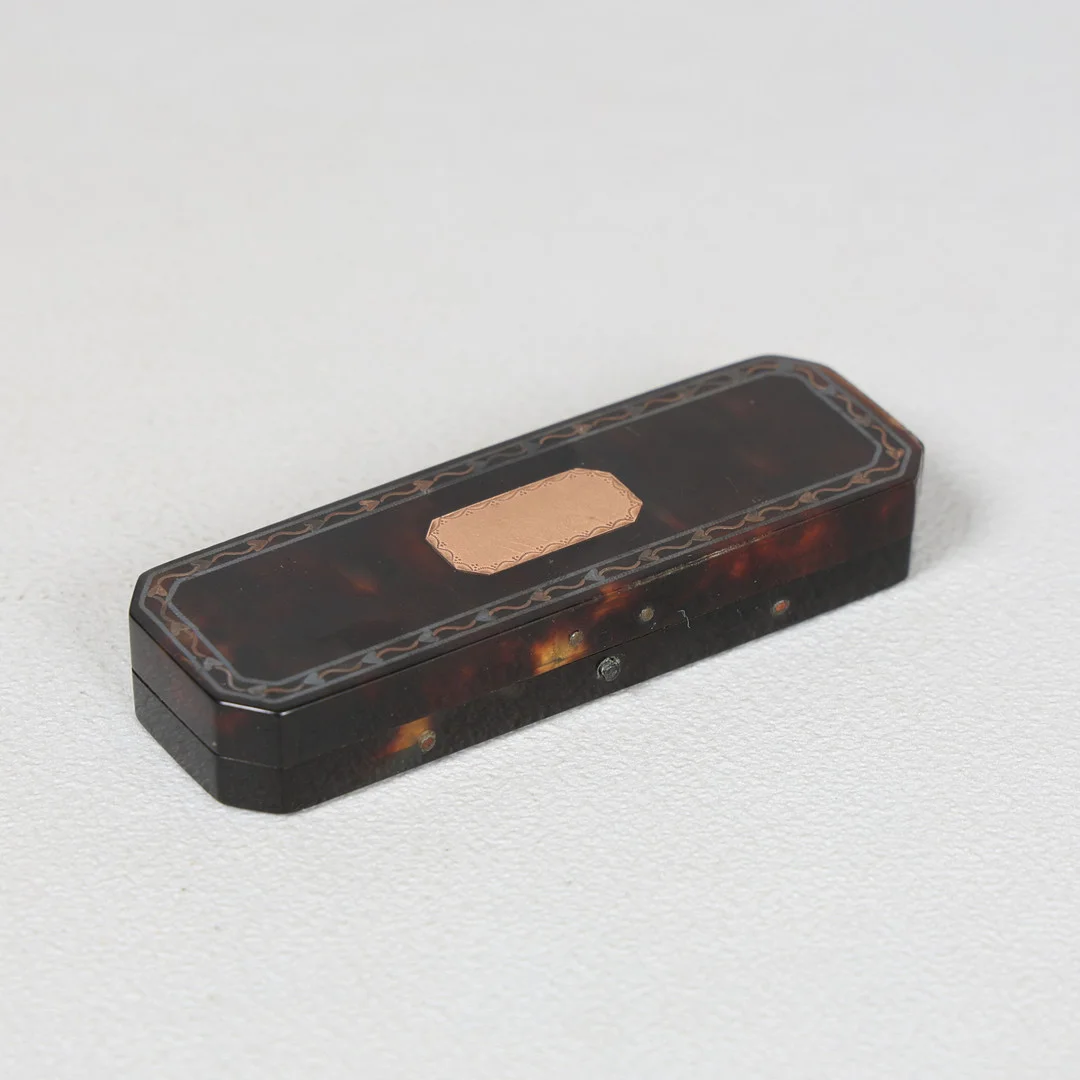 A GEORGE III TORTOISESHELL AND YELLOW METAL INLAID TOOTHPICK CASE. — Other collectables — Bishop & Miller
