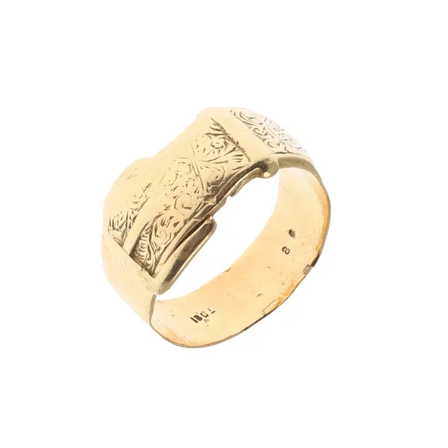 AN 18CT GOLD BUCKLE RING.