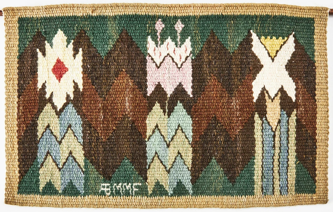 MÄRTA MÅÅS-FJETTERSTRÖM. "Täppan", vävnad, signerad AB MMF. — Textiles — Stockholms Auktionsverk Magasin 5